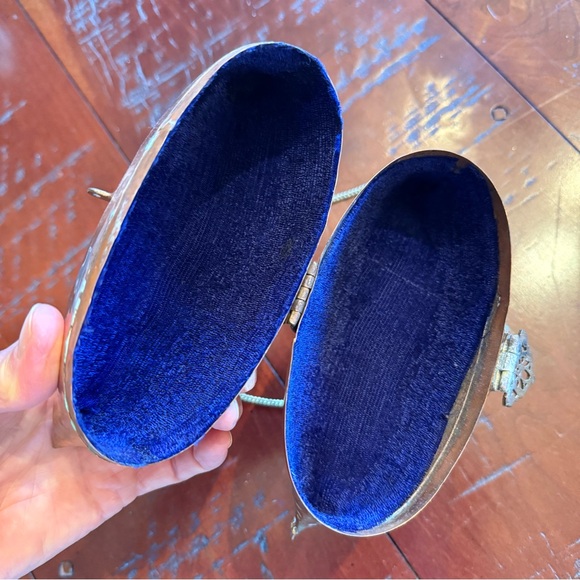 Exquisite Vintage Copper and Brass Pillow Minaudière purse. - Picture 11 of 11